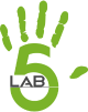 Illustrazione di una mano con il numero 5 e la scritta LAB, il logo di 5LAB