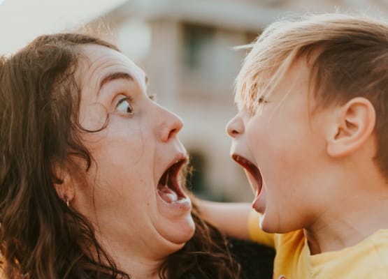 La mamma tiene il bambino tra le braccia e i due si urlano contro (fotografia: Nathan Dumlao su Unsplash)